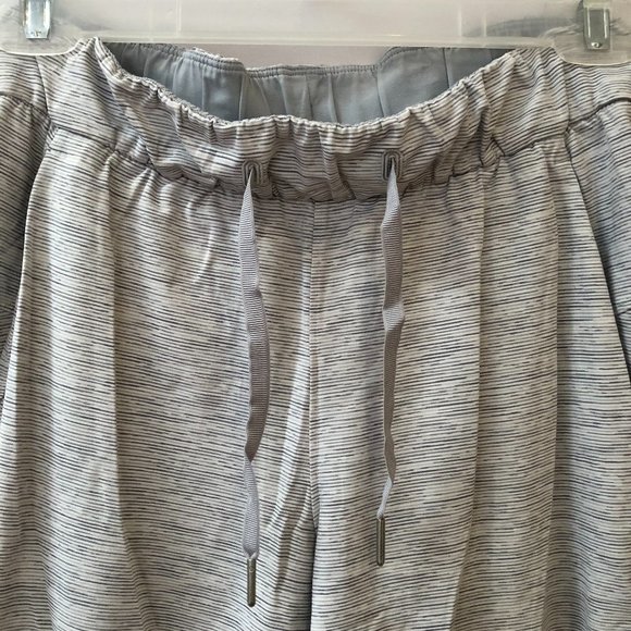 Lululemon white patterned on the fly 7/8 pant (4) - Picture 3 of 4